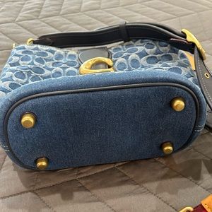 Coach signature bag in denim. Excellent condition.